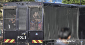 The suspects of Sakai Gang arrive at the Kuala Lumpur Courts Complex to be charged. PIX: SYAFIQ AMBAK / MalaysiaGazette / 17 AUGUST 2021