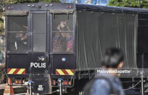 The suspects of Sakai Gang arrive at the Kuala Lumpur Courts Complex to be charged. PIX: SYAFIQ AMBAK / MalaysiaGazette / 17 AUGUST 2021