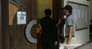 releasing foreigners Ops Selat An Immigration Officer is charged at the Shah Alam Sessions Court for accepting bribe and not reporting the incident to the Malaysian Anti-Corruption Commission (MACC).   PIX: AFFAN FAUZI / MalaysiaGazette / 20 AUGUST 2021