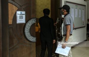 releasing foreigners Ops Selat An Immigration Officer is charged at the Shah Alam Sessions Court for accepting bribe and not reporting the incident to the Malaysian Anti-Corruption Commission (MACC).   PIX: AFFAN FAUZI / MalaysiaGazette / 20 AUGUST 2021