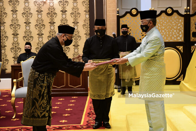 Yang di-Pertuan Agong, Al-Sultan Abdullah Ri’ayatuddin Al-Mustafa Billah Shah awarded the appointment letter of the 9th Prime Minister of Malaysia to the Vice-President of UMNO, Datuk Seri Ismail Sabri Yaakob during the Swearing-In Ceremony at Istana Negara, Kuala Lumpur. PIX: Department of Information / 21 August 2021 Motion of Confidence PM