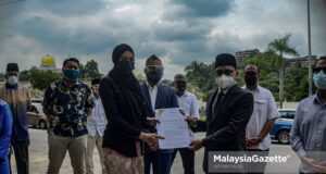 Director of Reset Malaysia Dr. Abu Hafiz Salleh Hudin (right) and the Head Secretariat of Reset Malaysia Dr. Nurul Ashikin Mabahwi show the memorandum of support for the Reset Malaysia and Save the Country Movement before submitting it to the Yang di-Pertuan Agong at Gate 3, Istana Negara, Kuala Lumpur. PIX: AFFAN FAUZI / MalaysiaGazette / 24 AUGUST 2021.