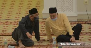 Datuk Seri Ismail Sabri Yaakob is talking to former Prime Minister Datuk Seri Najib Tun Razak during a Tahlil Prayer for Allahyarhamah Tun Rahah Mohd Noah at the Ar-Rahah Mosque in Kampung Kerinchi, Kuala Lumpur. PIX: AFFAN FAUZI, 24 DISEMBER 2020. politics UMNO Perikatan Nasional PN Muhyiddin Yassin cabinet ministers
