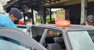 A homeless man was found dead in his car at Section 20, Shah Alam, Selangor. Insiden penemuan seorang lelaki disyaki gelandangan dalam keadaan tidak bernyawa di dalam keretanya yang dijadikan tempat tinggal di Shah Alam pagi tadi.