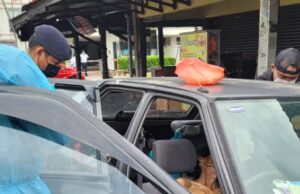 A homeless man was found dead in his car at Section 20, Shah Alam, Selangor. Insiden penemuan seorang lelaki disyaki gelandangan dalam keadaan tidak bernyawa di dalam keretanya yang dijadikan tempat tinggal di Shah Alam pagi tadi.