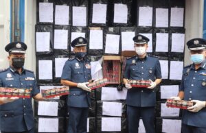 Kastam rampas kontena berisi rokok putih