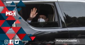 court decision Tan Sri Muhyiddin Yassin waved to the media after having an audience with the Yang di-Pertuan Agong following the Supreme Council of UMNO announced its decision to withdraw their support for him. PIX: MOHD ADZLAN / MalaysiaGazette / 04 AUGUST 2021 special announcement Perikatan Nasional government UMNO