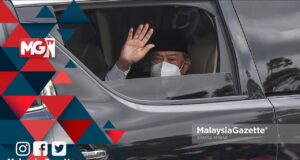Perikatan Nasional cabinet resigns Prime Minister Tan Sri Muhyiddin Yassin waved to the media practitioners as he leaves Gate 1 of Istana Negara after having an audience with the Yang di-Pertuan Agong. PIX: SYAFIQ AMBAK / MalaysiaGazette /16 AUGUST 2021