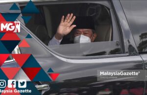 Perikatan Nasional cabinet resigns Prime Minister Tan Sri Muhyiddin Yassin waved to the media practitioners as he leaves Gate 1 of Istana Negara after having an audience with the Yang di-Pertuan Agong. PIX: SYAFIQ AMBAK / MalaysiaGazette /16 AUGUST 2021