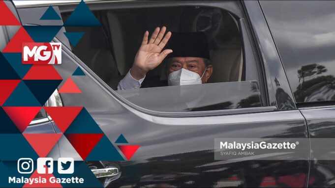 Perikatan Nasional cabinet resigns Prime Minister Tan Sri Muhyiddin Yassin waved to the media practitioners as he leaves Gate 1 of Istana Negara after having an audience with the Yang di-Pertuan Agong. PIX: SYAFIQ AMBAK / MalaysiaGazette /16 AUGUST 2021