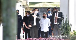 Datuk Ken Dato' Businessman, Liow Lian Keong or Datuk Ken (in white shirt) and his wife, Chen Lye Kuen are charged at the Selayang Court under Common Gaming Houses Act 1951. PIX: FAREEZ FADZIL / MalaysiaGazette / 17 SEPTEMBER 2021. bitcoin mining, online gambling syndicate, illegal money lender ah long