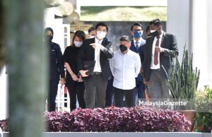 Datuk Ken Dato' Businessman, Liow Lian Keong or Datuk Ken (in white shirt) and his wife, Chen Lye Kuen are charged at the Selayang Court under Common Gaming Houses Act 1951. PIX: FAREEZ FADZIL / MalaysiaGazette / 17 SEPTEMBER 2021. bitcoin mining, online gambling syndicate, illegal money lender ah long