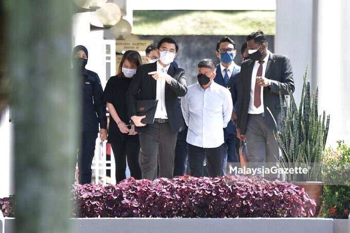 Datuk Ken Dato' Businessman, Liow Lian Keong or Datuk Ken (in white shirt) and his wife, Chen Lye Kuen are charged at the Selayang Court under Common Gaming Houses Act 1951. PIX: FAREEZ FADZIL / MalaysiaGazette / 17 SEPTEMBER 2021. bitcoin mining, online gambling syndicate, illegal money lender ah long