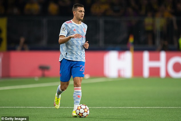 48188963-10012413-Jose_Mourinho_wants_to_sign_Manchester_United_defender_Diogo_Dal-a-24_1632224547408