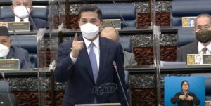 Datuk Seri Mohamed Azmin Ali bangun ketika beliau diasak dakwaan menghalang Nga Kor Ming mempengerusikan sidang Dewan Rakyat petang semalam.