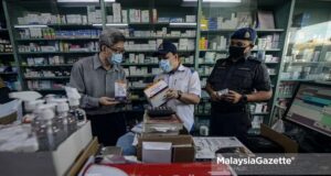 Enforcers from the Selangor Ministry of Domestic Trade and Consumer Affairs (KPDNHEP) and Gombak District Health Office in an Integrated Operation on pharmacies around Sri Gombak, Selangor to monitor the retail price of RTK-Antigen Covid-19 self-test kits. PIX: AFFAN FAUZI / MalaysiaGazette / 09 SEPTEMBER 2021 ceiling price