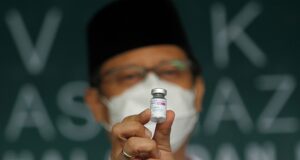 Indonesian Health Minister Budi Gunadi Sadikin shows the AstraZeneca coronavirus vaccine at a mass vaccination programme in Surabaya, Indonesia, March 23, 2021 in this photo taken by Antara Foto. Antara Foto/Moch Asim/via REUTERS ATTENTION EDITORS - THIS IMAGE WAS PROVIDED BY A THIRD PARTY. MANDATORY CREDIT. INDONESIA OUT./File Photo