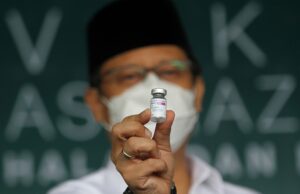 Indonesian Health Minister Budi Gunadi Sadikin shows the AstraZeneca coronavirus vaccine at a mass vaccination programme in Surabaya, Indonesia, March 23, 2021 in this photo taken by Antara Foto. Antara Foto/Moch Asim/via REUTERS ATTENTION EDITORS - THIS IMAGE WAS PROVIDED BY A THIRD PARTY. MANDATORY CREDIT. INDONESIA OUT./File Photo
