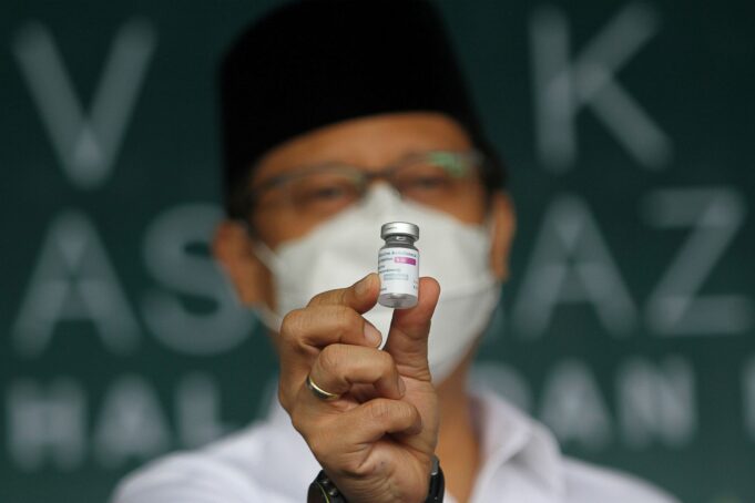Indonesian Health Minister Budi Gunadi Sadikin shows the AstraZeneca coronavirus vaccine at a mass vaccination programme in Surabaya, Indonesia, March 23, 2021 in this photo taken by Antara Foto. Antara Foto/Moch Asim/via REUTERS ATTENTION EDITORS - THIS IMAGE WAS PROVIDED BY A THIRD PARTY. MANDATORY CREDIT. INDONESIA OUT./File Photo