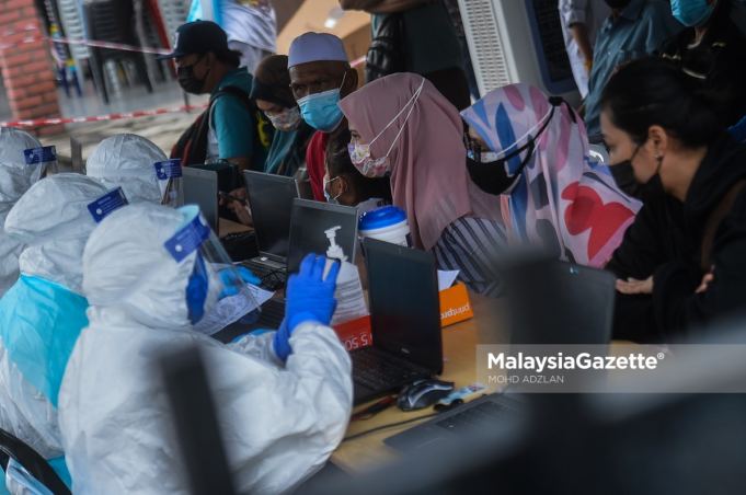 Individuals suspected to be positive of Covid-19 register themselves at the Covid-19 Assessment Centre (CAC) at the Port Klang Multipurpose Hall for their health assessment. PIX: MOHD ADZLAN / MalaysiaGazette / 01 AUGUST 2021