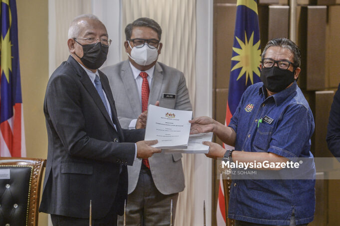 ABD LATIFF SERAH TUGAS KEPADA MAHDZIR KHALID