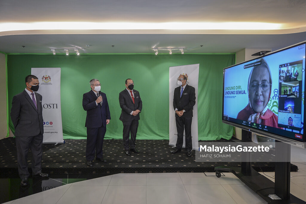 Minister of MOSTI, Datuk Seri Dr Adham Baba interacting with the staff of MOSTI virtually during his first day of work at the Ministry of Science, Technology and Innovation in Putrajaya.     PIX: HAFIZ SOHAIMI / MalaysiaGazette / 01 SEPTEMBER 2021.