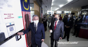 Minister of Science, Technology and Innovation Datuk Seri Dr Adham Baba and his Deputy Datuk Ahmad Amzad Hashim clocks in during his first day at work at the Ministry of Science, Technology and Innovation (MOSTI) in Putrajaya. PIX: HAFIZ SOHAIMI / MalaysiaGazette /01 SEPTEMBER 2021. innovation economics economy