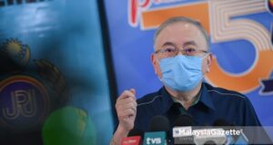 Transport Minister, Datuk Seri Dr Wee Ka Siong at a news conference on the renewal extension of Motor Vehicle License (LKM) and Malaysian Driving License (LMM) until 31 December 2021 at the Ministry of Transport. PIX: SYAFIQ AMBAK / MalaysiaGazette / 03 SEPTEMBER 2021.