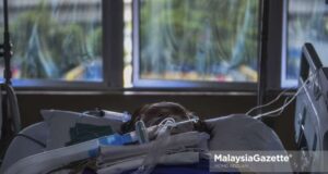 A Covid-19 patient in the Intensive Care Unit (ICU) of the Kuala Lumpur Hospital. PIX: MOHD ADZLAN / MalaysiaGazette / 04 JUNE 2021 Putrajaya bed utilisation admission rate