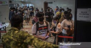 Individuals aged 18 years and above arriving at the Kuala Lumpur Convention Centre (KLCC) Vaccination Centre (PPV) for their walk-in Covid-19 vaccination. PIX: HAZROL ZAINAL / MalaysiaGazette / 05 AUGUST 2021