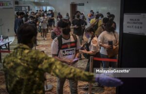Individuals aged 18 years and above arriving at the Kuala Lumpur Convention Centre (KLCC) Vaccination Centre (PPV) for their walk-in Covid-19 vaccination. PIX: HAZROL ZAINAL / MalaysiaGazette / 05 AUGUST 2021