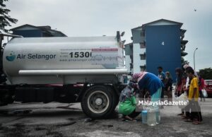 water supply Residents collecting water at a water tanker supplied by Air Selangor following water supply disruption at the area. Sungai Semenyih odour pollution water treatment plant