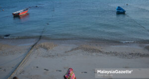 tourism Johor A girl playing by the beach of Tinggi Island in Mersing, Johor. PIX: MOHD ADZLAN / MalaysiaGazette / 10 APRIL 2021. Muar Islands of Mersing Desaru Johor travel bubble initiative 80 percent vaccination rate