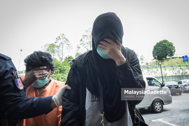 Ieda Nor Esbi Baharuddin, 35, (second right) and her boyfriend (red t-shirt), 34 are brought to the Bandar Baru bangi Court in Selangor to face charges for abusing and causing the death her 3-year-old son. PIX: HAZROL ZAINAL / MalaysiaGazette / 10 SEPTEMBER 2021