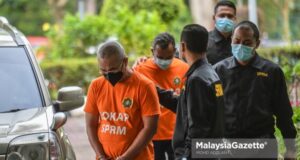 Officers from the Malaysian Anti-Corruption Commission (MACC) escorted the two accused, a civil servant and a civilian to the Shah Alam Sessions Court for remand order to assist in an investigation into bribery amounting to RM18,000. PIX: MOHD ADZLAN / MalaysiaGazette / 10 SEPTEMBER 2021