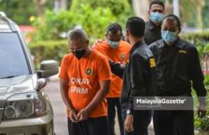 Officers from the Malaysian Anti-Corruption Commission (MACC) escorted the two accused, a civil servant and a civilian to the Shah Alam Sessions Court for remand order to assist in an investigation into bribery amounting to RM18,000. PIX: MOHD ADZLAN / MalaysiaGazette / 10 SEPTEMBER 2021