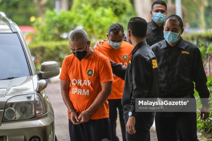 Officers from the Malaysian Anti-Corruption Commission (MACC) escorted the two accused, a civil servant and a civilian to the Shah Alam Sessions Court for remand order to assist in an investigation into bribery amounting to RM18,000. PIX: MOHD ADZLAN / MalaysiaGazette / 10 SEPTEMBER 2021