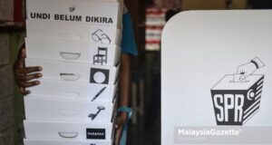 (Picture for representational purposes only). Election Commission (EC) making final preparations by carrying poll boxes for the P.132 Port Dickson by-election. at Sekolah Jenis Kebangsaan (Tamil) Port Dickson, Port Dickson, Negeri Sembilan. PIX: SYAFIQ AMBAK / MalaysiaGazette / 12 OCTOBER 2018 Undi 18