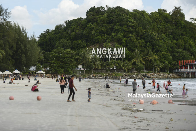 Covid-19 screening tourists Langkawi is ready to receive domestic tourists beginning 16 September 2021 under the pioneer travel bubble project. PIX: AFIQ RAZALI / MalaysiaGazette /13 June 2020