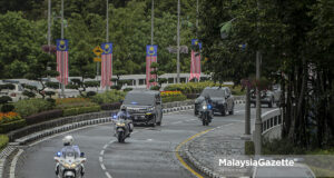 Police escort and vehicle chauferring Senior Minister leave the Parliament buidling after the Dewan Rakyat sitting. PIX: AFFAN FAUZI / MalaysiaGazette / 13 SEPTEMBER 2021.