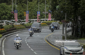 Police escort and vehicle chauferring Senior Minister leave the Parliament buidling after the Dewan Rakyat sitting. PIX: AFFAN FAUZI / MalaysiaGazette / 13 SEPTEMBER 2021.