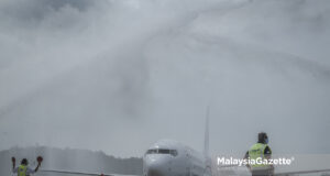 Flight MH1432 carries the first group of tourists safely arrives at the Langkawi International Airport, Kedah, in conjunction with the pioneer travel bubble project in the holiday island. PIX: HAZROL ZAINAL / MalaysiaGazette / 16 SEPTEMBER 2021.