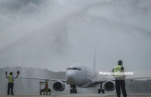 Flight MH1432 carries the first group of tourists safely arrives at the Langkawi International Airport, Kedah, in conjunction with the pioneer travel bubble project in the holiday island. PIX: HAZROL ZAINAL / MalaysiaGazette / 16 SEPTEMBER 2021.