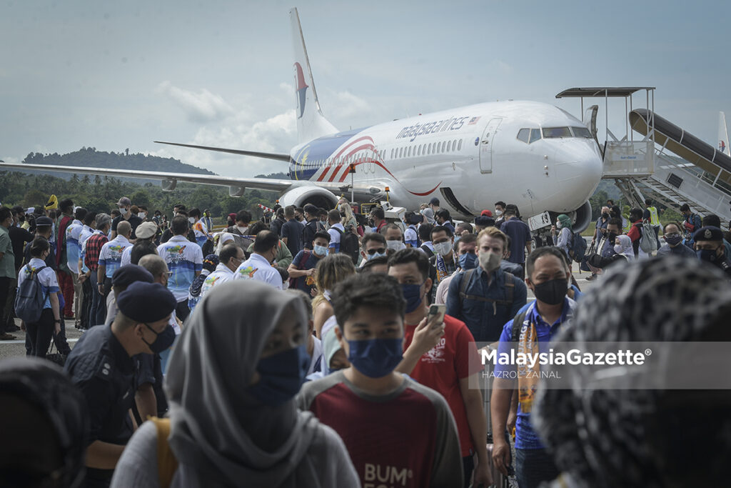 The first group of tourists arrives in Langkawi after embarking flight MH1432 at the Langkawi International Airport, Kedah, in conjunction with the Langkawi Travel Bubble.     PIX: HAZROL ZAINAL / MalaysiaGazette / 16 SEPTEMBER 2021