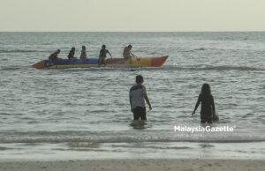 Suasana Pantai Chenang Riuh Dengan Pengunjung