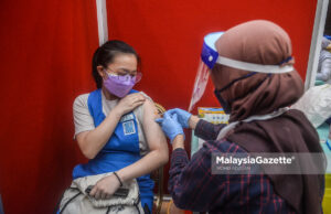 Healthcare worker injecting the Pfizer-BioNTech Covid-19 vaccine on a secondary school student during the National Covid-19 Immunisation Programme for Adolescents (PICK-A) at the Management and Science University (MSU) in Shah Alam. PIX: MOHD ADZLAN / MalaysiaGazette / 20 SEPTEMBER 2021.