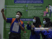 91.2% of Malaysia’s adolescent population fully vaccinated Student, Muhammad Ihsan Syafiqin Idris (left) taking a wefie with his friends after they have received their Covid-19 vaccine during the National Covid-19 Immuniation Programme for Adolescent (PICK-A) at SMK Putrajaya. PIX: HAZROL ZAINAL / MalaysiaGazette / 20 SEPTEMBER 2021. fully vaccinated