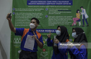 Student, Muhammad Ihsan Syafiqin Idris (left) taking a wefie with his friends after they have received their Covid-19 vaccine during the National Covid-19 Immuniation Programme for Adolescent (PICK-A) at SMK Putrajaya. PIX: HAZROL ZAINAL / MalaysiaGazette / 20 SEPTEMBER 2021. fully vaccinated