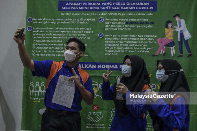 Student, Muhammad Ihsan Syafiqin Idris (left) taking a wefie with his friends after they have received their Covid-19 vaccine during the National Covid-19 Immuniation Programme for Adolescent (PICK-A) at SMK Putrajaya. PIX: HAZROL ZAINAL / MalaysiaGazette / 20 SEPTEMBER 2021. fully vaccinated