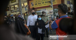 interstate travel relaxation Senior Defence Minister, Datuk Seri Hishammuddin Tun Hussein visits the Defence Ministry Level Back to School Covid-19 Vaccination Programme at Sekolah Menengah Kebangsaan Desa Tun Hussein Onn, Kementah Camp, Kuala Lumpur. PIX: AFFAN FAUZI / MalaysiaGazette / 20 SEPTEMBER 2021.